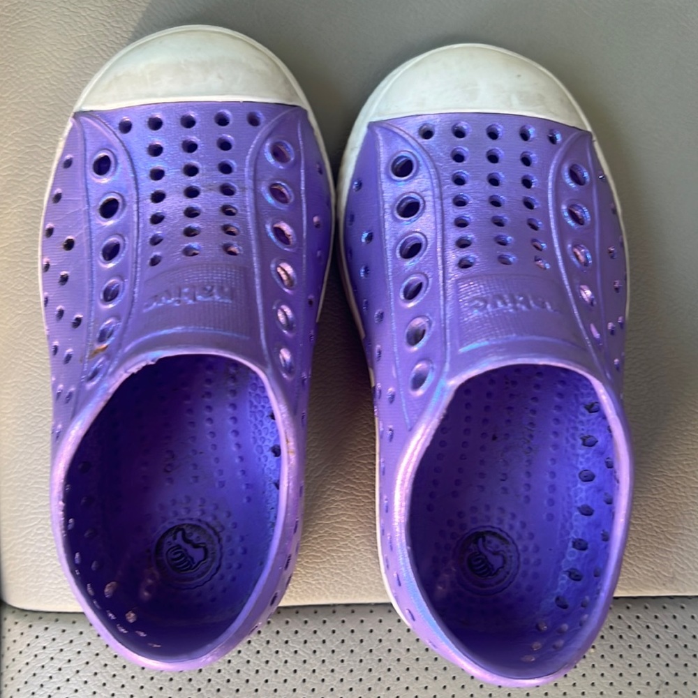 Very good condition size 6 toddler Native shoes
